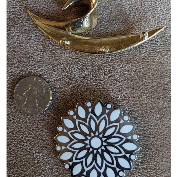 Brooch Vintage Trifari Set 2 Gold Tone Crown Silver Tone Snowflake Pin Brooch - Picture 10 of 12